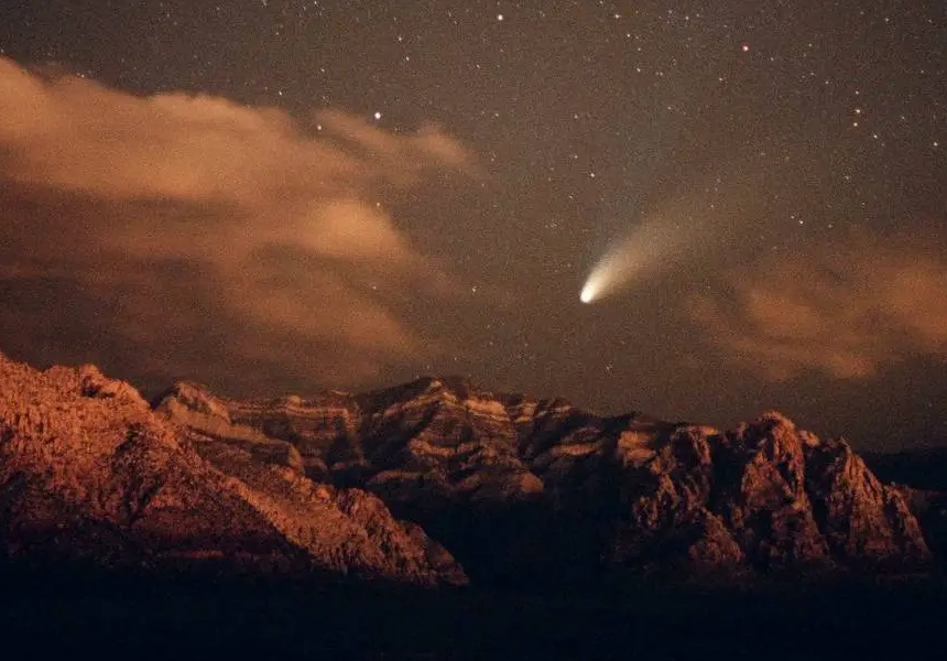 Comet Hale-Bopp made its closest approach to Earth in the skies over the northern hemisphere. The comet’s next pass is predicted for the year 4397.