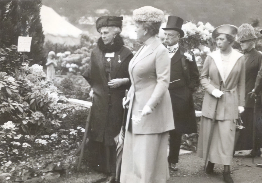 The first Chelsea Flower Show was held in the grounds of the Royal Hospital, attracting around 200,000 visitors.