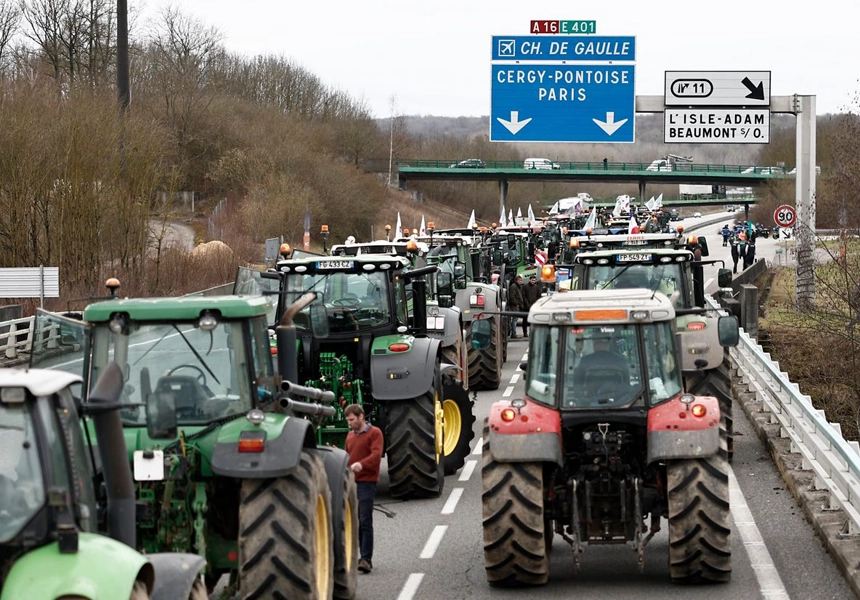 Britain and other members of the EU reached an agreement for the phased lifting of the ban on British beef. French farmers, however, blockaded two channel ports.