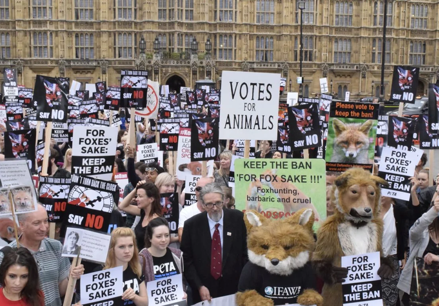 More than 100,000 people packed Hyde Park in London for a countryside rally to protest against Government proposals to ban fox hunting.