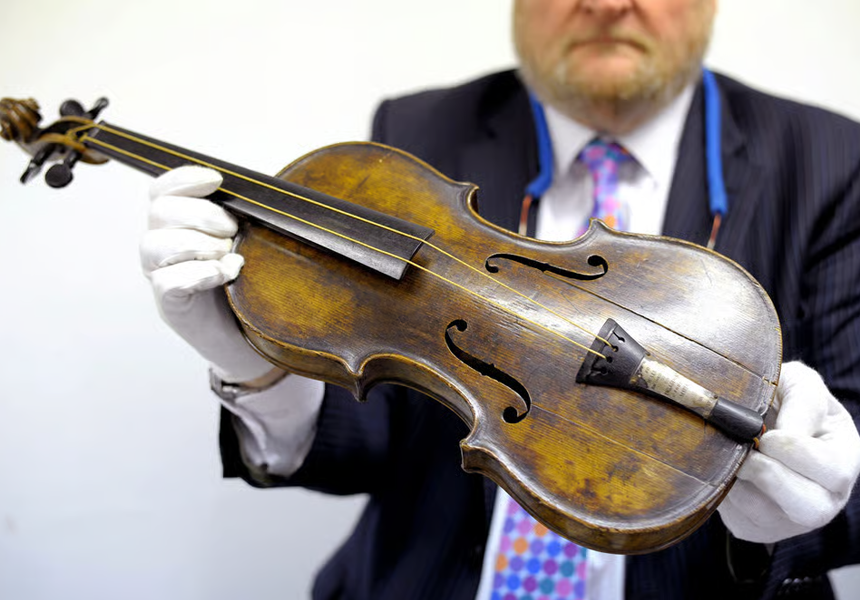 The violin that was apparently played to calm passengers on the Titanic as it sank was sold for £900,000 in just 10 minutes at auction in Wiltshire.