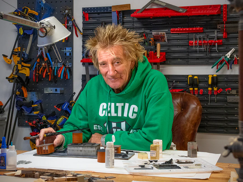 Rod Stewart was featured on the cover of Britain’s Railway Modeller magazine. The singer had put the finishing touches to a 25-year project building a railway city, which was modelled on both New York and Chicago around 1945.