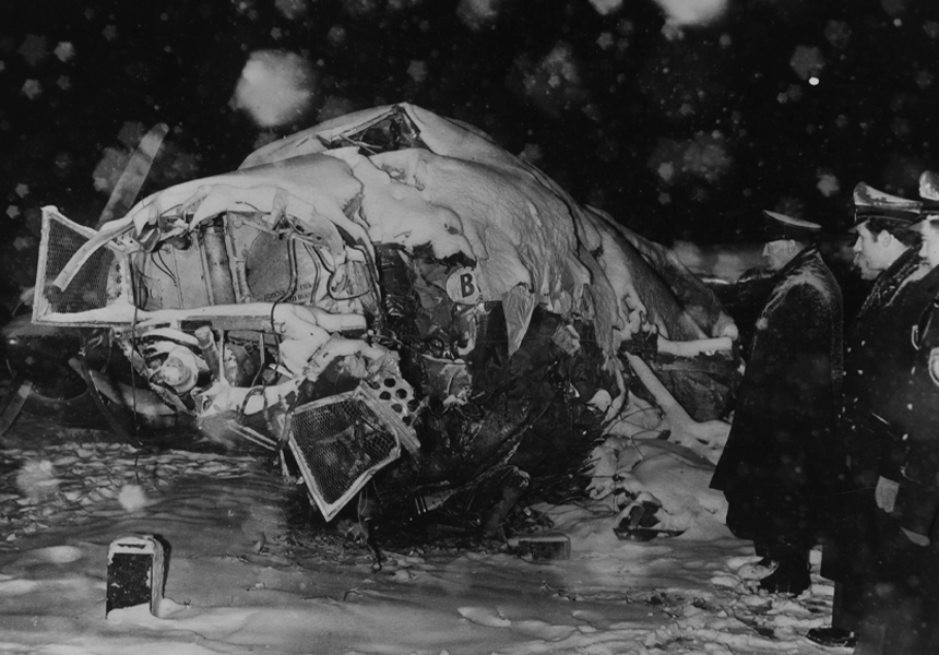 Seven Manchester United players died in the Munich air disaster, along with three club officials, eight journalists, and two crew members, totaling 23 fatalities.